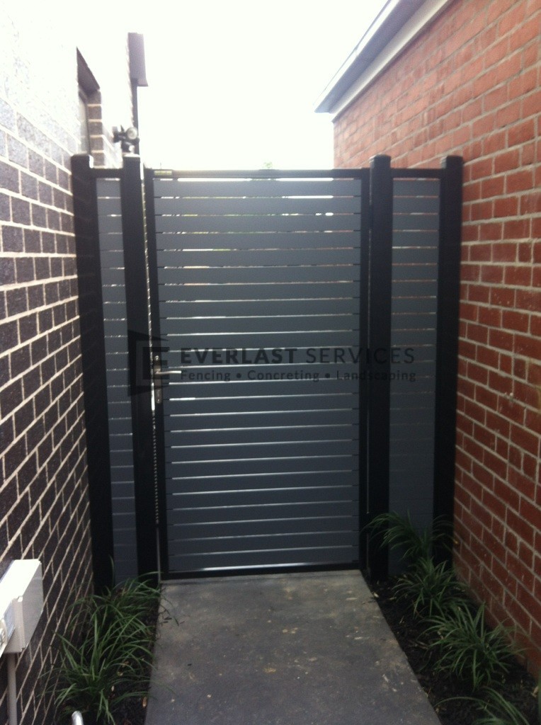 SS24 - Black Post + Frame with Woodland Grey Slats Single Gate + 2 Side Panels