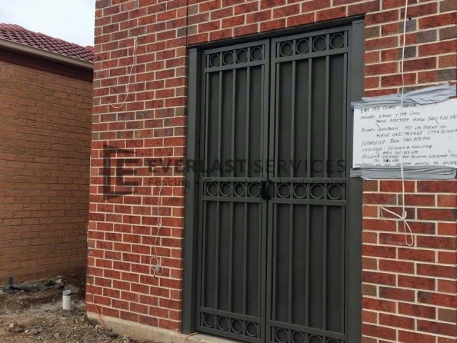SWG4 - Square Triple Oxley Ring Gate with Perforated Backing Side View