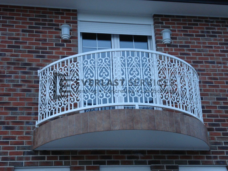 SF42 - White Curved Pattern Steel Balustrade