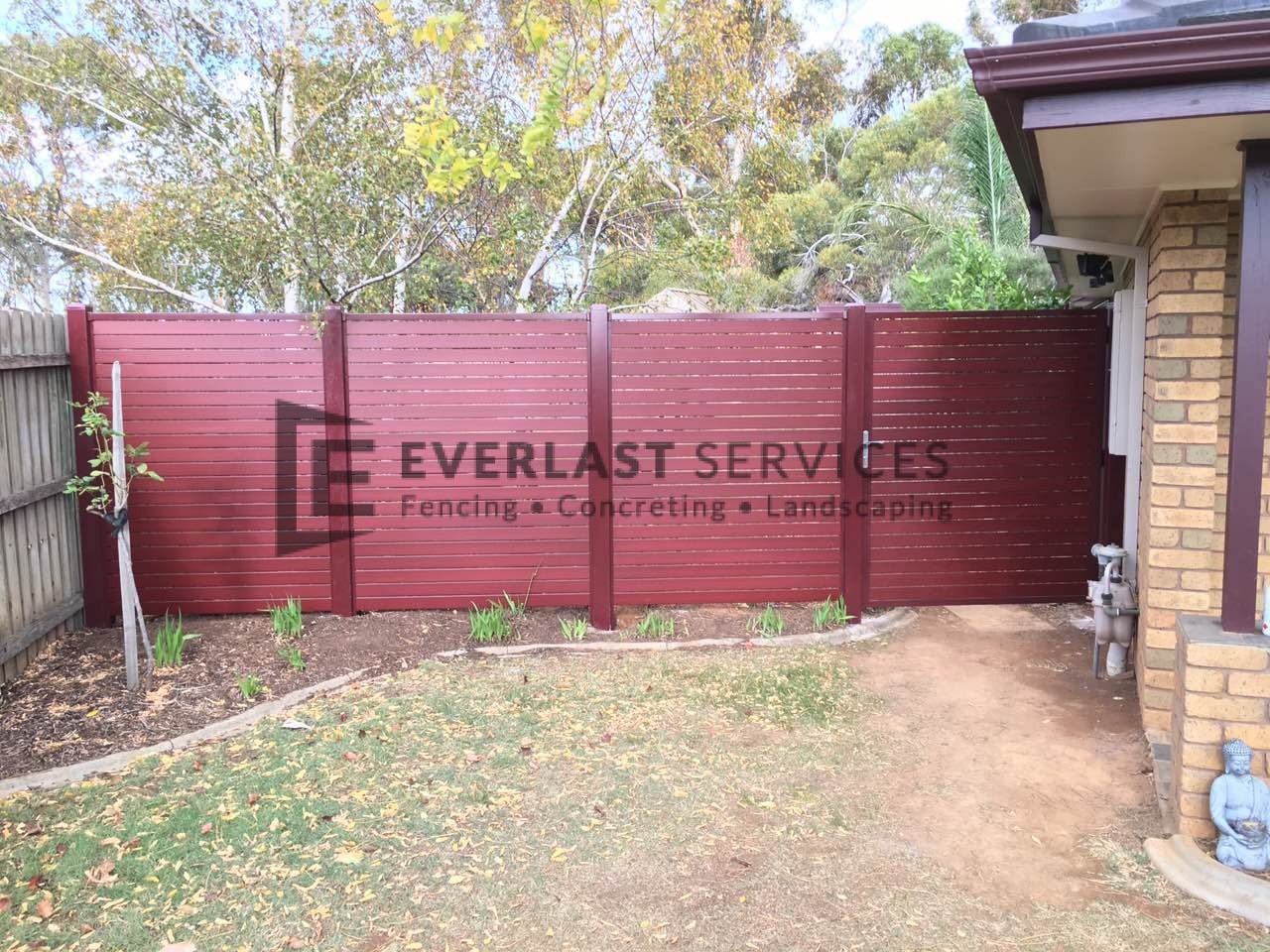 SS71 - Aluminium Slats Single Gate with 3 x Fence Panels (Indian Red Post and Frame with Jarrah Slats)