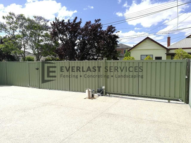 CB44 - Green Colourbond Sliding Gate