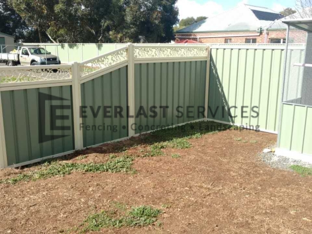CB41 - Colourbond Fencing Green with Custom Pattern