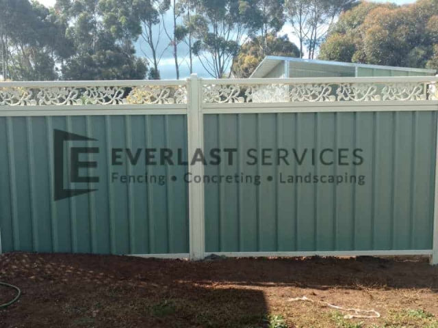 CB42 - Colourbond Fencing Green with Custom Pattern