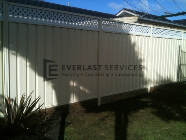 CB32 - Primrose Colourbond with White Lattice and Sleepers
