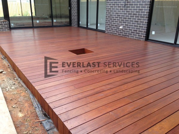 T13 - Frameless Timber Decking wtih Plant Hole