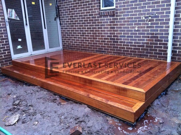 T18 - Small Outdoor Timber Decking with Step