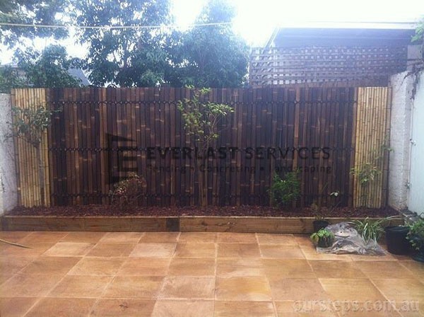 L13 - Bamboo Fence Screening with Sandstone Paving