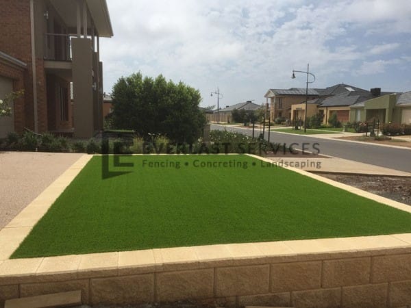 L21 - Versa Wall Retaining Wall wtih Synthetic Grass