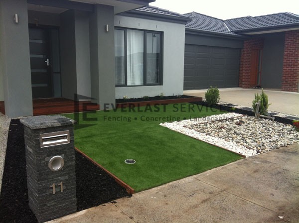 L30 - Synthetic Grass with Two Types of Pebble