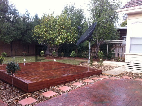L35 - Raised Timber Decking with Pebblem Landscaping