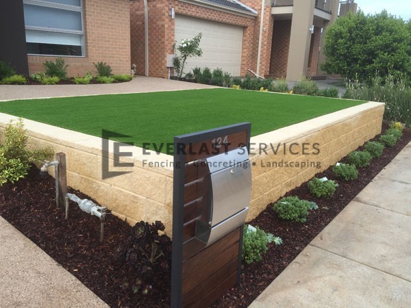 L5 - Versa Wall Retainign Wall with Synthetic Grass
