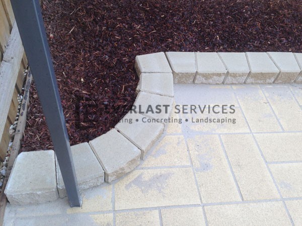 L52 - Mini Wall Edging With Concrete Paving