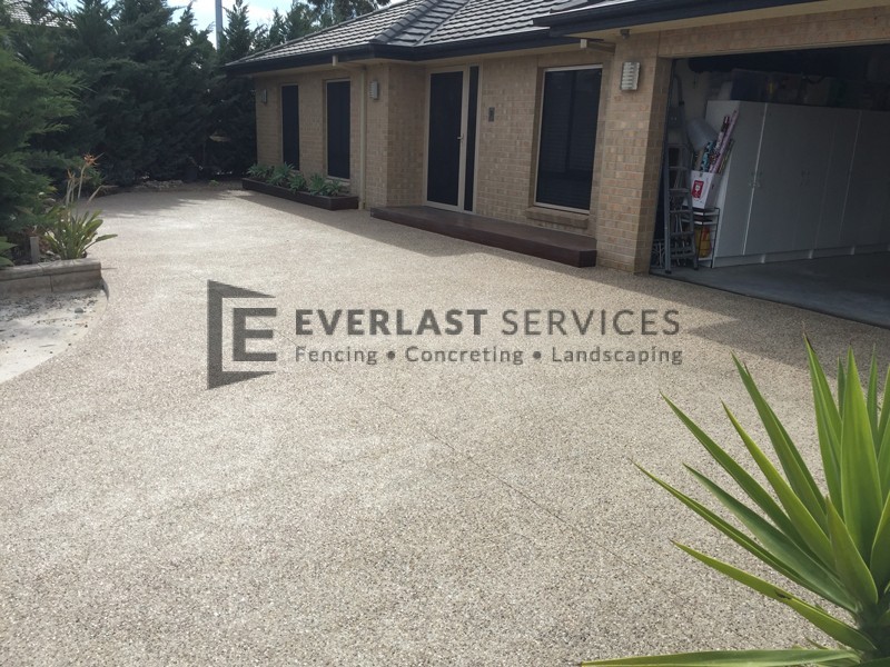 EA7 - Light Exposed Aggregate Driveway