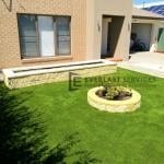 L122 - Synthetic Grass with Versa Wall Garden Box and Miniwall Garden Wall