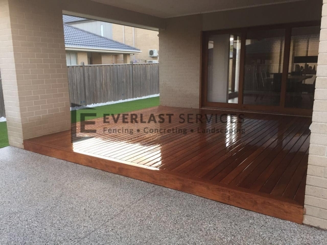 LL5 - Backyard Decking + Synthetic Grass