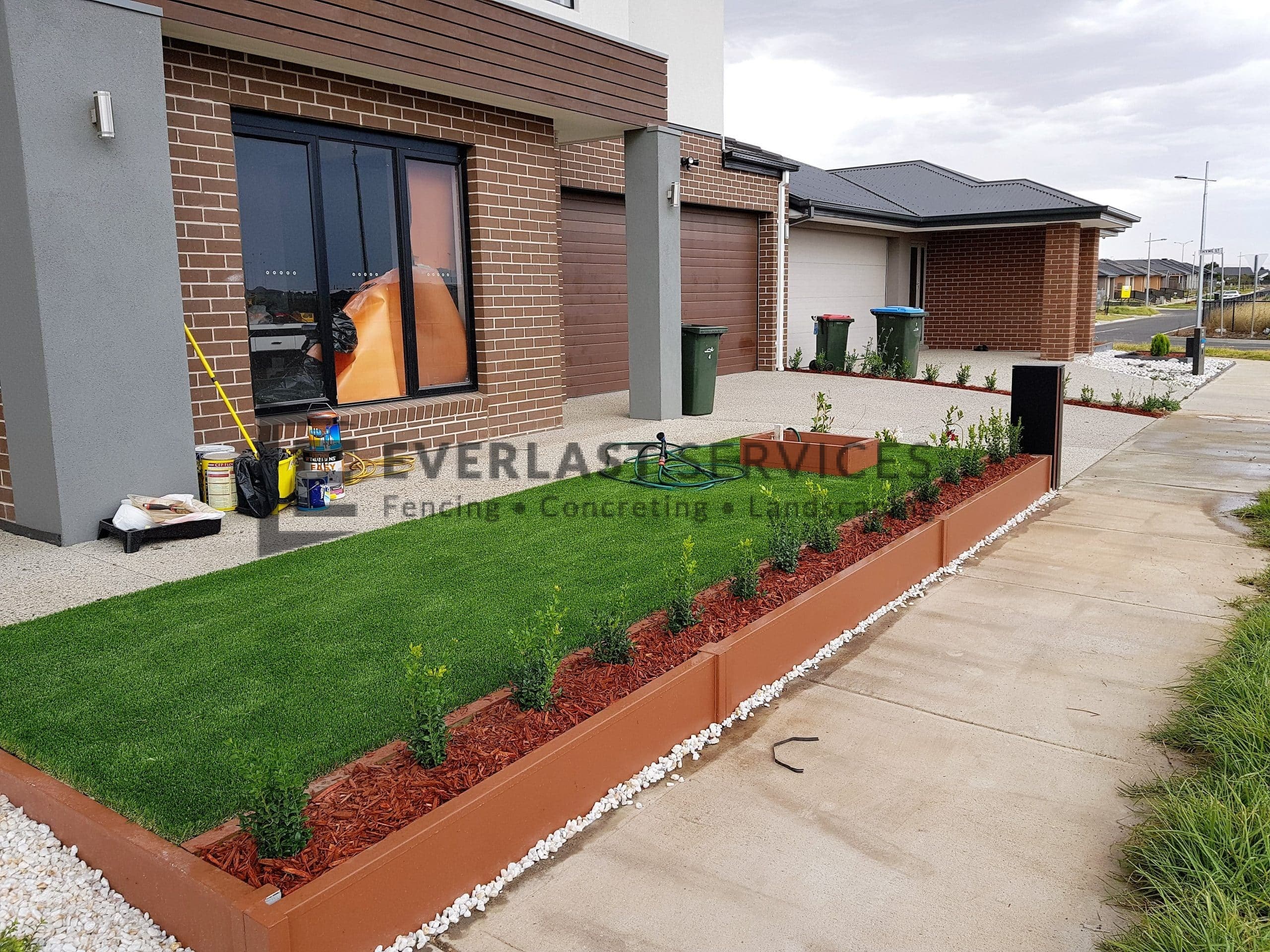L219 - Modular Retaining Wall with Synthetic Grass