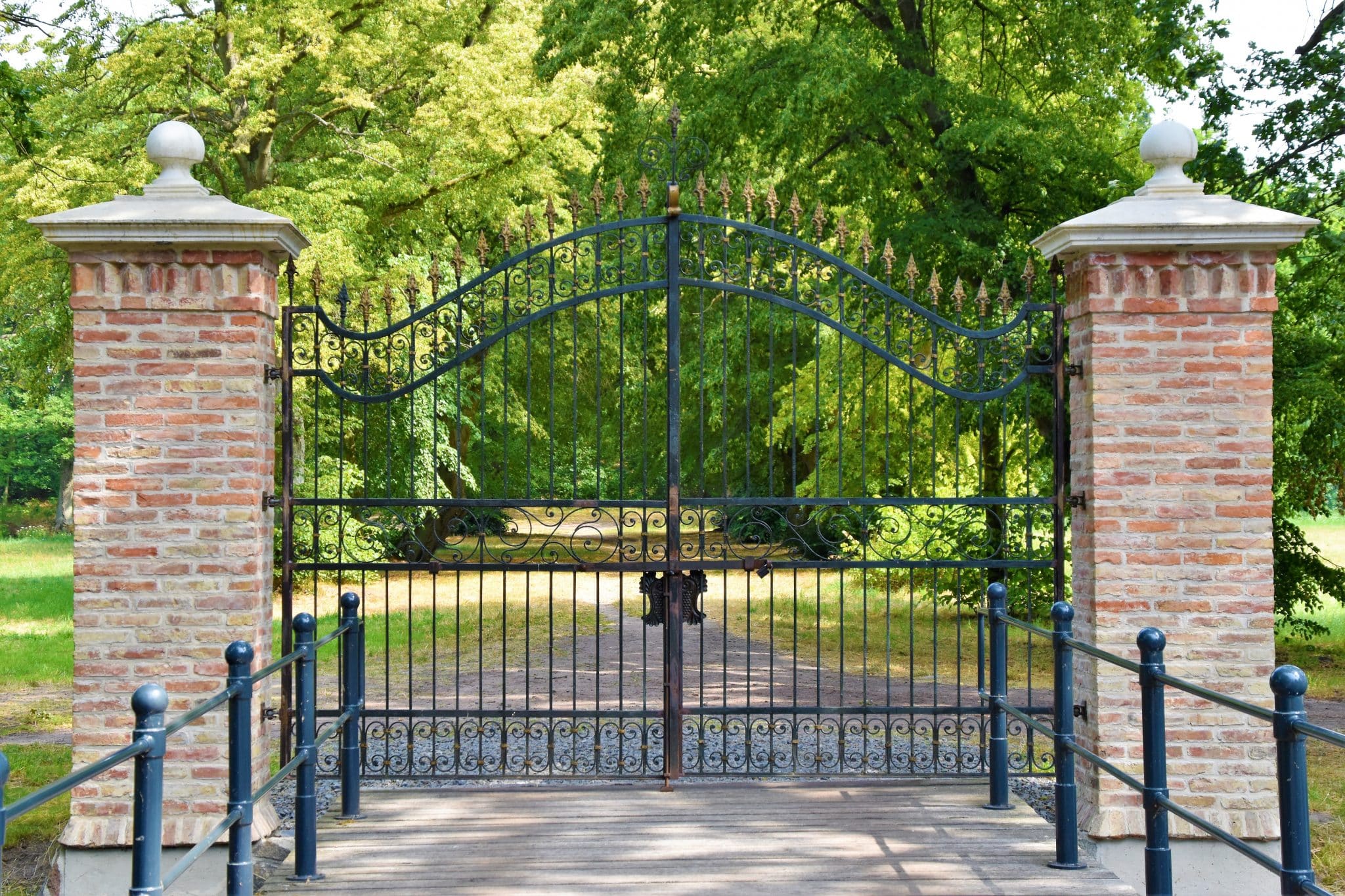 Sliding Gates VS Swinging Gates? Which is Right for You? Everlast
