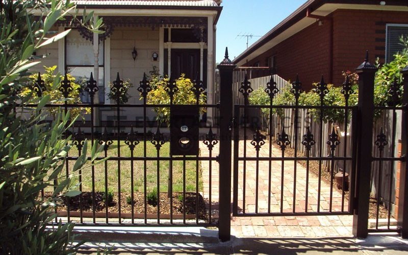 SF49 - Black Heritage Spear Steel Fencing Single Gate with Mailbox