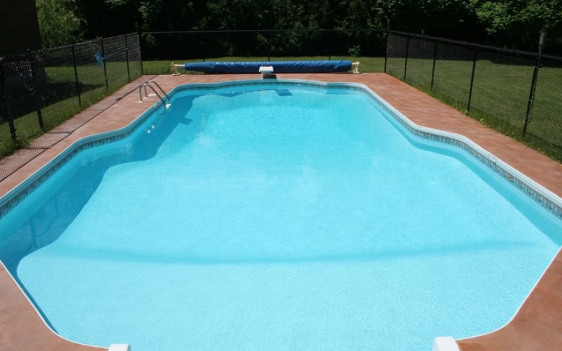 Temporary swimming pool fencing